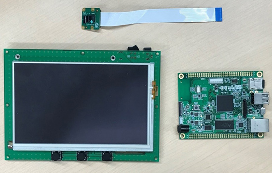 右:AP-RZA2-0A、左:LCD-KIT-C01、上:MIPIカメラ